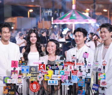 งานเปิดไฟต้นคริสต์มาส MBK Center Sparkling Happiness Light Up Ceremony