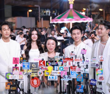 งานเปิดไฟต้นคริสต์มาส MBK Center Sparkling Happiness Light Up Ceremony