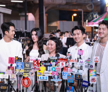 งานเปิดไฟต้นคริสต์มาส MBK Center Sparkling Happiness Light Up Ceremony