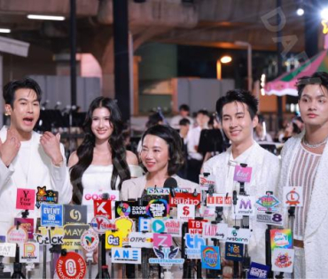 งานเปิดไฟต้นคริสต์มาส MBK Center Sparkling Happiness Light Up Ceremony