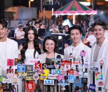 งานเปิดไฟต้นคริสต์มาส MBK Center Sparkling Happiness Light Up Ceremony