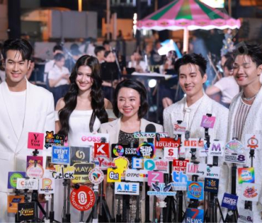 งานเปิดไฟต้นคริสต์มาส MBK Center Sparkling Happiness Light Up Ceremony