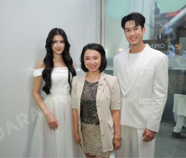 งานเปิดไฟต้นคริสต์มาส MBK Center Sparkling Happiness Light Up Ceremony