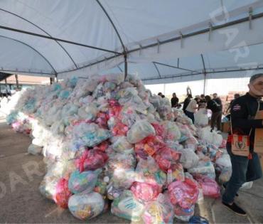 ภาพบรรยากาศรับบริจาคช่วยน้ำท่วม เจนนี่ ได้หมดถ้าสดชื่น