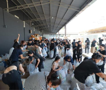 ภาพบรรยากาศรับบริจาคช่วยน้ำท่วม เจนนี่ ได้หมดถ้าสดชื่น