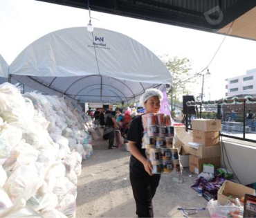 ภาพบรรยากาศรับบริจาคช่วยน้ำท่วม เจนนี่ ได้หมดถ้าสดชื่น