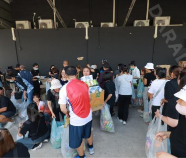 ภาพบรรยากาศรับบริจาคช่วยน้ำท่วม เจนนี่ ได้หมดถ้าสดชื่น