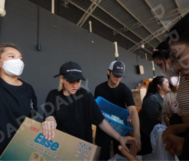 ภาพบรรยากาศรับบริจาคช่วยน้ำท่วม เจนนี่ ได้หมดถ้าสดชื่น