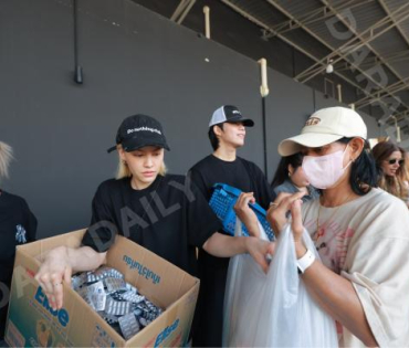 ภาพบรรยากาศรับบริจาคช่วยน้ำท่วม เจนนี่ ได้หมดถ้าสดชื่น