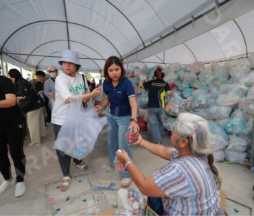 ภาพบรรยากาศรับบริจาคช่วยน้ำท่วม เจนนี่ ได้หมดถ้าสดชื่น