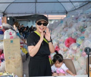 ภาพบรรยากาศรับบริจาคช่วยน้ำท่วม เจนนี่ ได้หมดถ้าสดชื่น