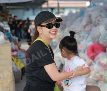 ภาพบรรยากาศรับบริจาคช่วยน้ำท่วม เจนนี่ ได้หมดถ้าสดชื่น