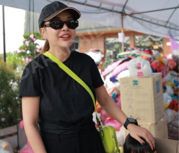 ภาพบรรยากาศรับบริจาคช่วยน้ำท่วม เจนนี่ ได้หมดถ้าสดชื่น