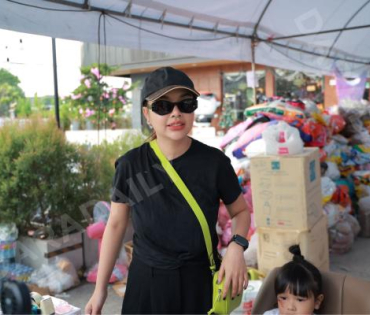 ภาพบรรยากาศรับบริจาคช่วยน้ำท่วม เจนนี่ ได้หมดถ้าสดชื่น