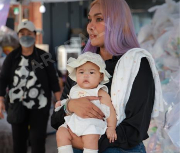 ภาพบรรยากาศรับบริจาคช่วยน้ำท่วม เจนนี่ ได้หมดถ้าสดชื่น