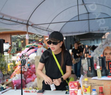 ภาพบรรยากาศรับบริจาคช่วยน้ำท่วม เจนนี่ ได้หมดถ้าสดชื่น