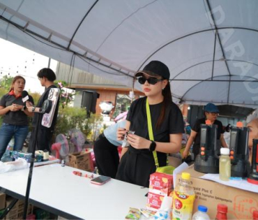 ภาพบรรยากาศรับบริจาคช่วยน้ำท่วม เจนนี่ ได้หมดถ้าสดชื่น