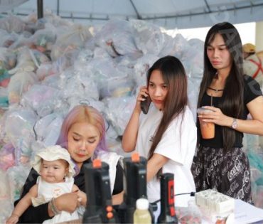 ภาพบรรยากาศรับบริจาคช่วยน้ำท่วม เจนนี่ ได้หมดถ้าสดชื่น