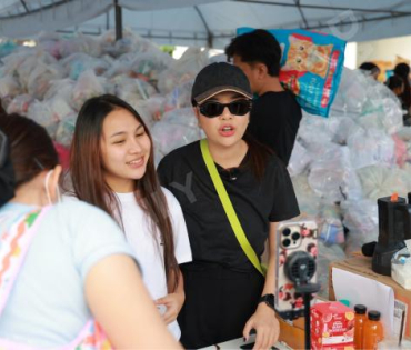 ภาพบรรยากาศรับบริจาคช่วยน้ำท่วม เจนนี่ ได้หมดถ้าสดชื่น