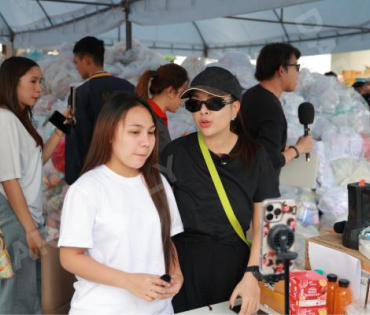 ภาพบรรยากาศรับบริจาคช่วยน้ำท่วม เจนนี่ ได้หมดถ้าสดชื่น