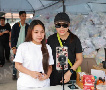 ภาพบรรยากาศรับบริจาคช่วยน้ำท่วม เจนนี่ ได้หมดถ้าสดชื่น