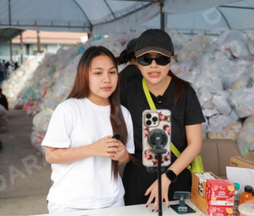 ภาพบรรยากาศรับบริจาคช่วยน้ำท่วม เจนนี่ ได้หมดถ้าสดชื่น