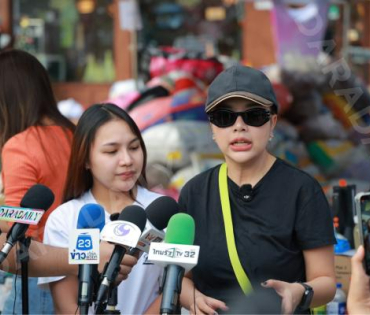 ภาพบรรยากาศรับบริจาคช่วยน้ำท่วม เจนนี่ ได้หมดถ้าสดชื่น