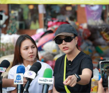 ภาพบรรยากาศรับบริจาคช่วยน้ำท่วม เจนนี่ ได้หมดถ้าสดชื่น