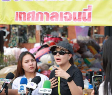 ภาพบรรยากาศรับบริจาคช่วยน้ำท่วม เจนนี่ ได้หมดถ้าสดชื่น