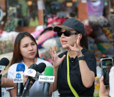 ภาพบรรยากาศรับบริจาคช่วยน้ำท่วม เจนนี่ ได้หมดถ้าสดชื่น