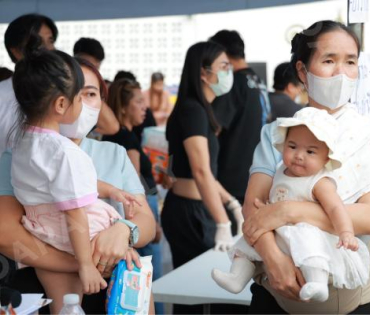 ภาพบรรยากาศรับบริจาคช่วยน้ำท่วม เจนนี่ ได้หมดถ้าสดชื่น