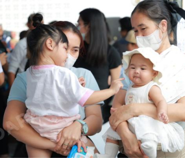 ภาพบรรยากาศรับบริจาคช่วยน้ำท่วม เจนนี่ ได้หมดถ้าสดชื่น