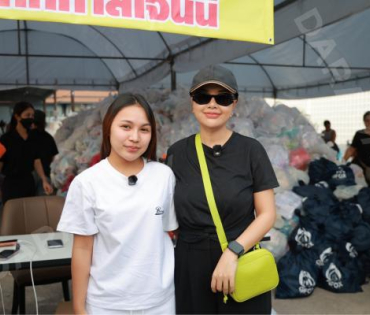 ภาพบรรยากาศรับบริจาคช่วยน้ำท่วม เจนนี่ ได้หมดถ้าสดชื่น