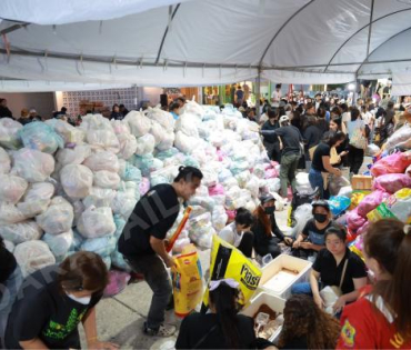 ภาพบรรยากาศรับบริจาคช่วยน้ำท่วม เจนนี่ ได้หมดถ้าสดชื่น