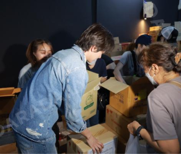 ภาพบรรยากาศรับบริจาคช่วยน้ำท่วม เจนนี่ ได้หมดถ้าสดชื่น