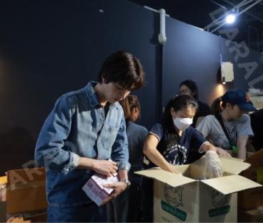 ภาพบรรยากาศรับบริจาคช่วยน้ำท่วม เจนนี่ ได้หมดถ้าสดชื่น