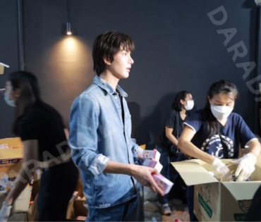 ภาพบรรยากาศรับบริจาคช่วยน้ำท่วม เจนนี่ ได้หมดถ้าสดชื่น