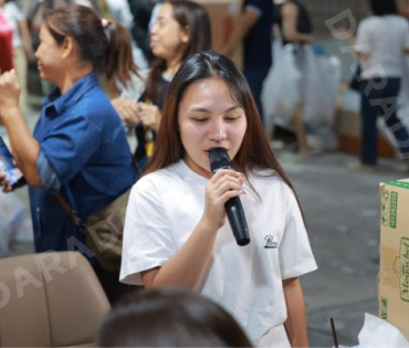 ภาพบรรยากาศรับบริจาคช่วยน้ำท่วม เจนนี่ ได้หมดถ้าสดชื่น