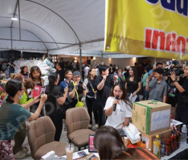 ภาพบรรยากาศรับบริจาคช่วยน้ำท่วม เจนนี่ ได้หมดถ้าสดชื่น