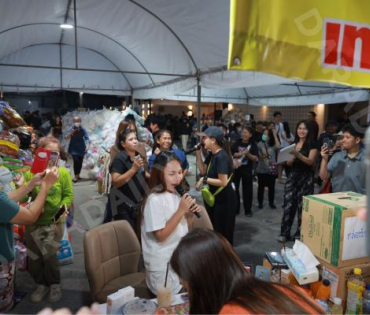 ภาพบรรยากาศรับบริจาคช่วยน้ำท่วม เจนนี่ ได้หมดถ้าสดชื่น