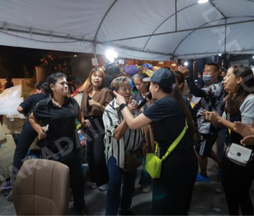 ภาพบรรยากาศรับบริจาคช่วยน้ำท่วม เจนนี่ ได้หมดถ้าสดชื่น