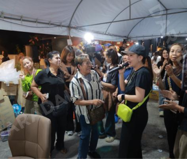 ภาพบรรยากาศรับบริจาคช่วยน้ำท่วม เจนนี่ ได้หมดถ้าสดชื่น