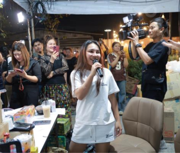 ภาพบรรยากาศรับบริจาคช่วยน้ำท่วม เจนนี่ ได้หมดถ้าสดชื่น