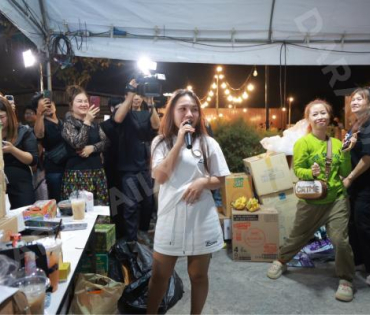 ภาพบรรยากาศรับบริจาคช่วยน้ำท่วม เจนนี่ ได้หมดถ้าสดชื่น