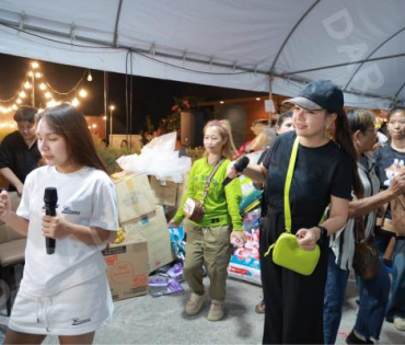 ภาพบรรยากาศรับบริจาคช่วยน้ำท่วม เจนนี่ ได้หมดถ้าสดชื่น