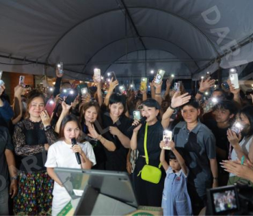 ภาพบรรยากาศรับบริจาคช่วยน้ำท่วม เจนนี่ ได้หมดถ้าสดชื่น