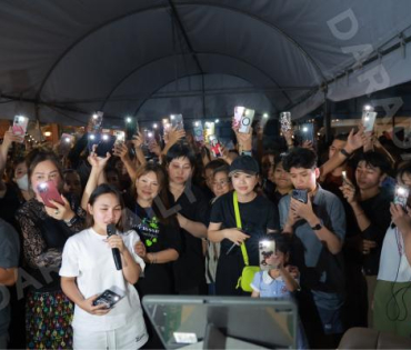 ภาพบรรยากาศรับบริจาคช่วยน้ำท่วม เจนนี่ ได้หมดถ้าสดชื่น