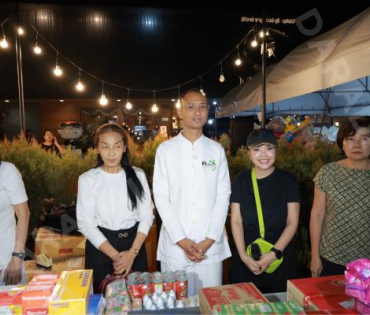 ภาพบรรยากาศรับบริจาคช่วยน้ำท่วม เจนนี่ ได้หมดถ้าสดชื่น