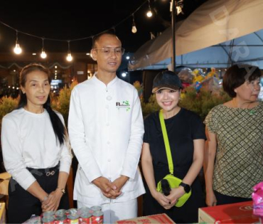 ภาพบรรยากาศรับบริจาคช่วยน้ำท่วม เจนนี่ ได้หมดถ้าสดชื่น