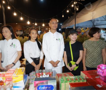 ภาพบรรยากาศรับบริจาคช่วยน้ำท่วม เจนนี่ ได้หมดถ้าสดชื่น